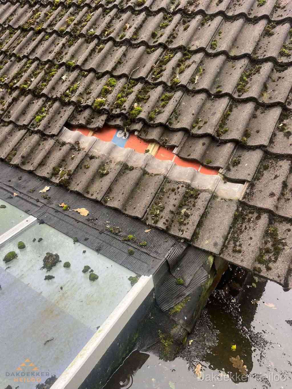 Beschadigd pannendak met ontbrekende dakpannen voor reparatie in Heiloo Beschadigd pannendak met ontbrekende dakpannen voor reparatie in Heiloo