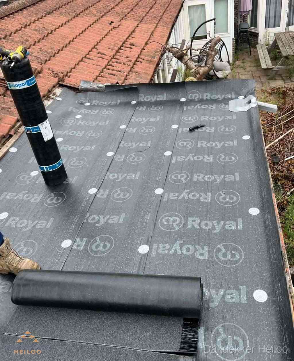 Plat dak met nieuwe bitumen dakbedekking en brandgereedschap in Heiloo Plat dak met nieuwe bitumen dakbedekking en brandgereedschap in Heiloo