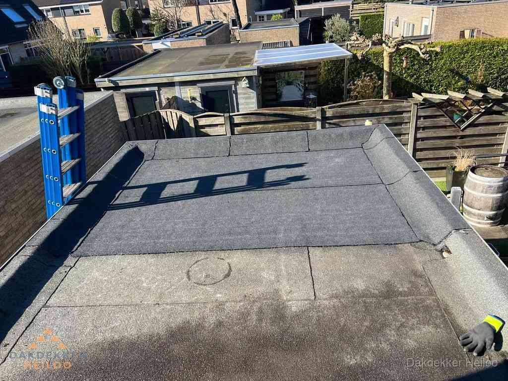Dakdekker legt onderlaag op plat dak met houten constructie in Heiloo Dakdekker legt onderlaag op plat dak met houten constructie in Heiloo