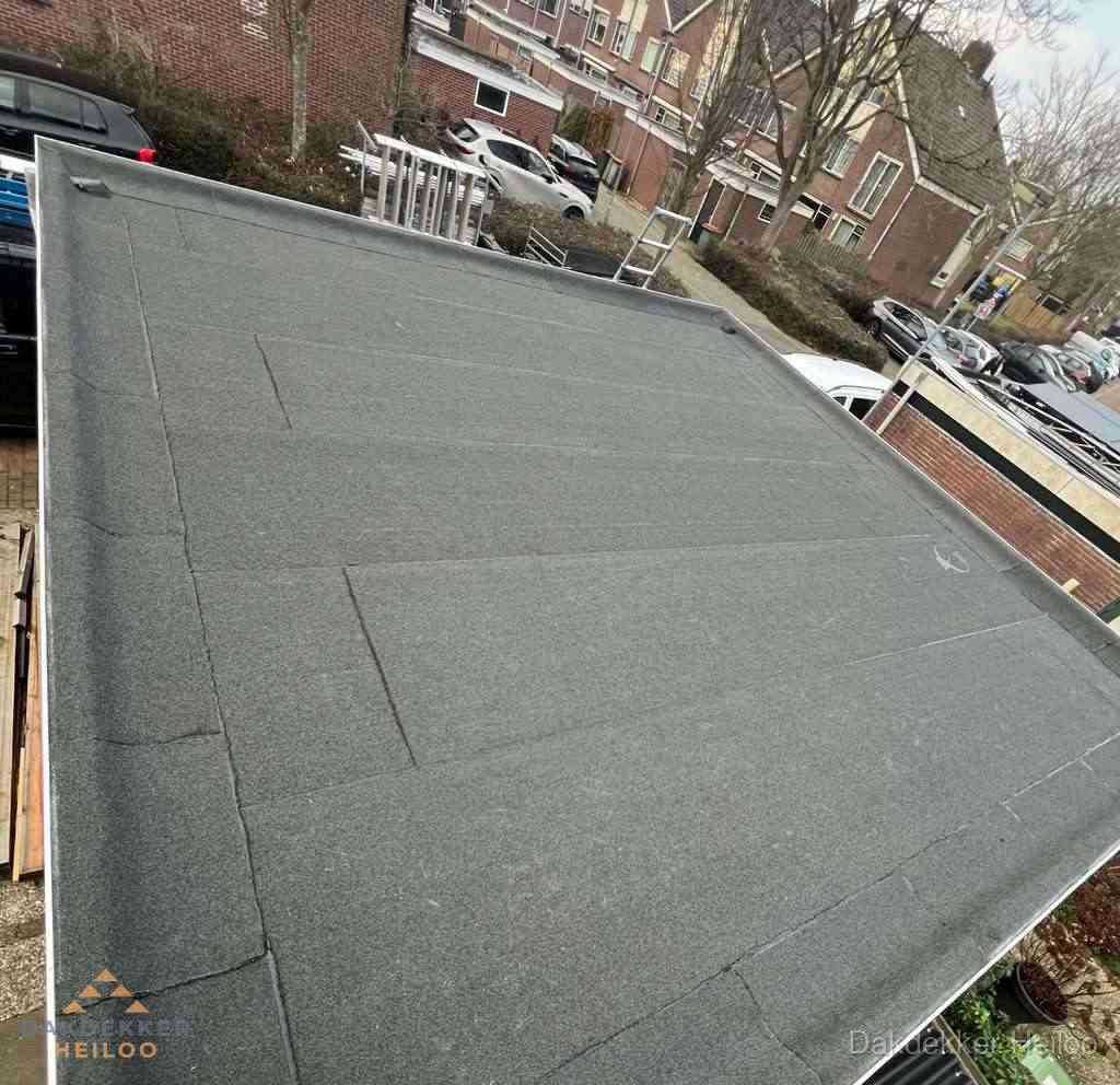 Nieuwe bitumen dakbedekking op plat dak van garage in Heiloo Nieuwe bitumen dakbedekking op plat dak van garage in Heiloo