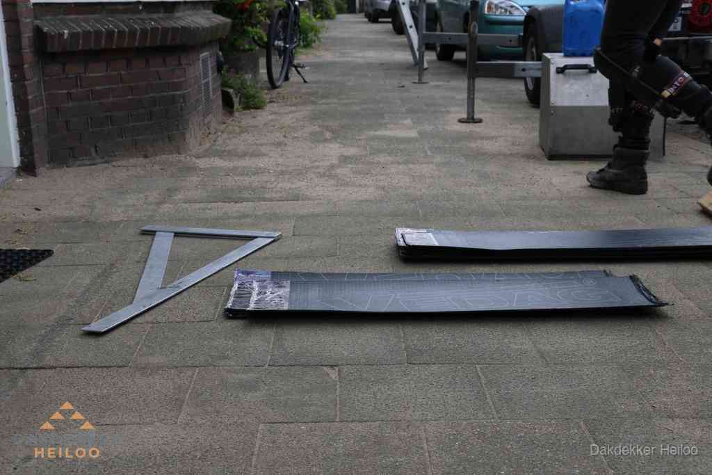 Dakbedekkingsmateriaal en zinkwerk klaargelegd voor reparatie in Heiloo Dakbedekkingsmateriaal en zinkwerk klaargelegd voor reparatie in Heiloo