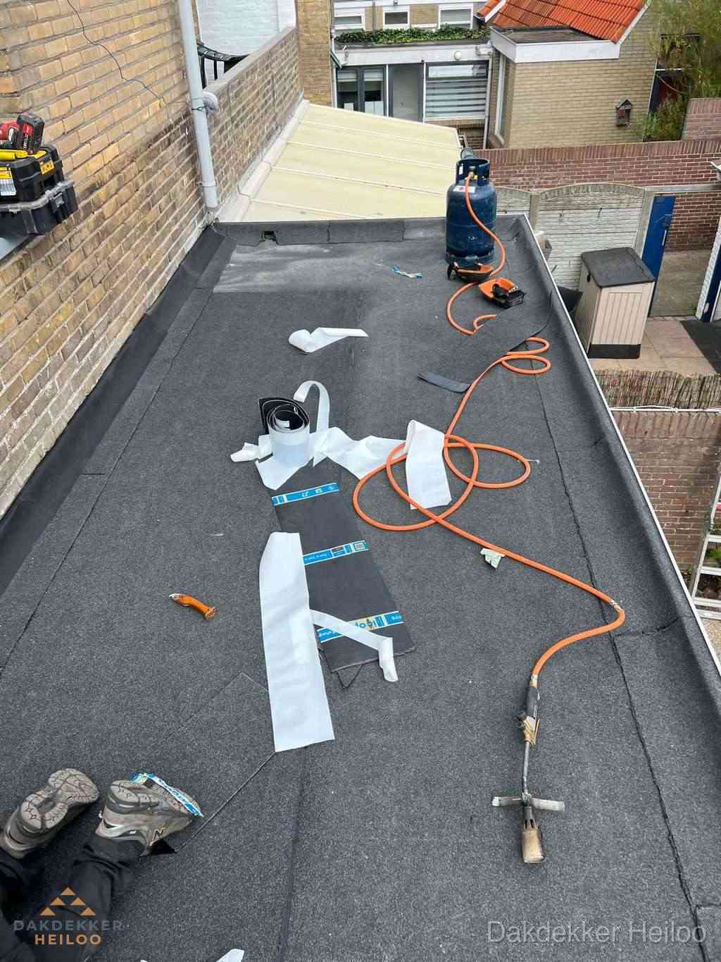 Dakdekker brengt EPDM dakbedekking aan op plat dak in Heiloo Dakdekker brengt EPDM dakbedekking aan op plat dak in Heiloo