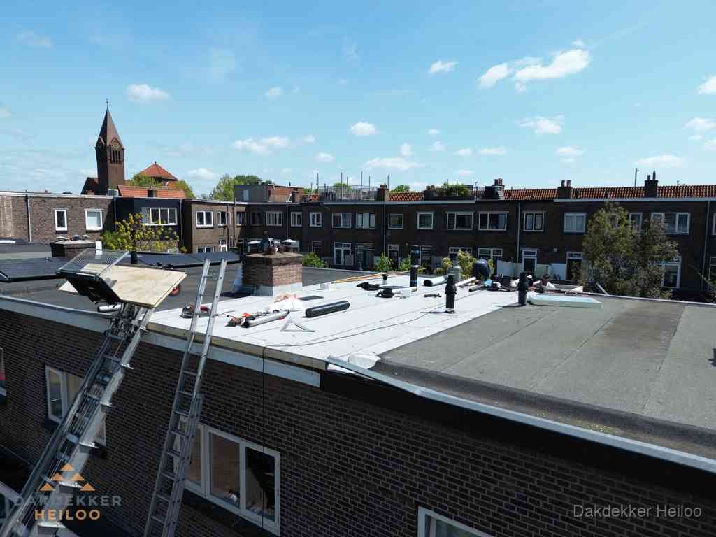 Dakdekkers aan het werk op plat dak in Heiloo Dakdekkers aan het werk op plat dak in Heiloo