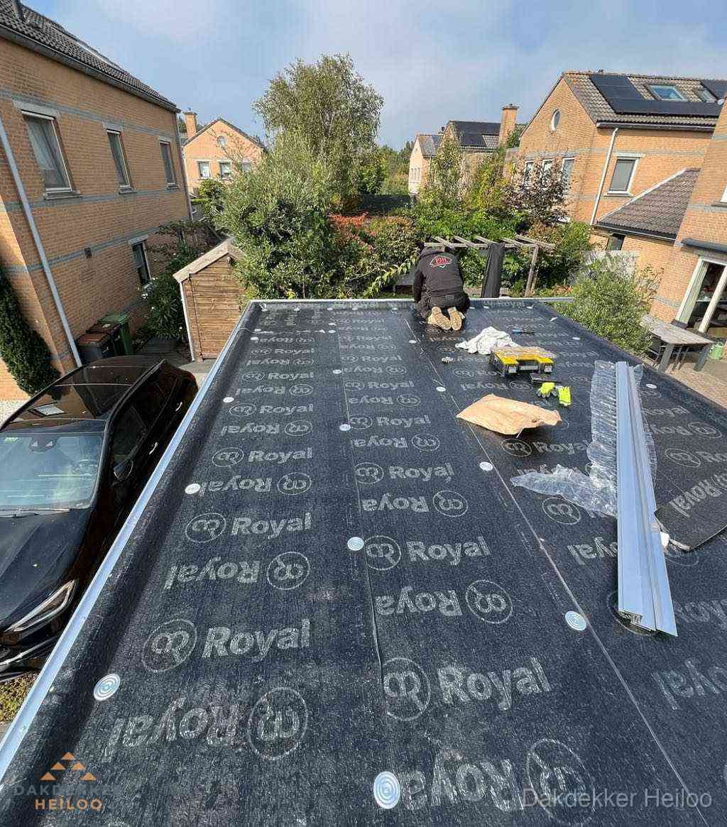 Dakdekker aan het werk op plat dak renovatie in Heiloo Dakdekker aan het werk op plat dak renovatie in Heiloo