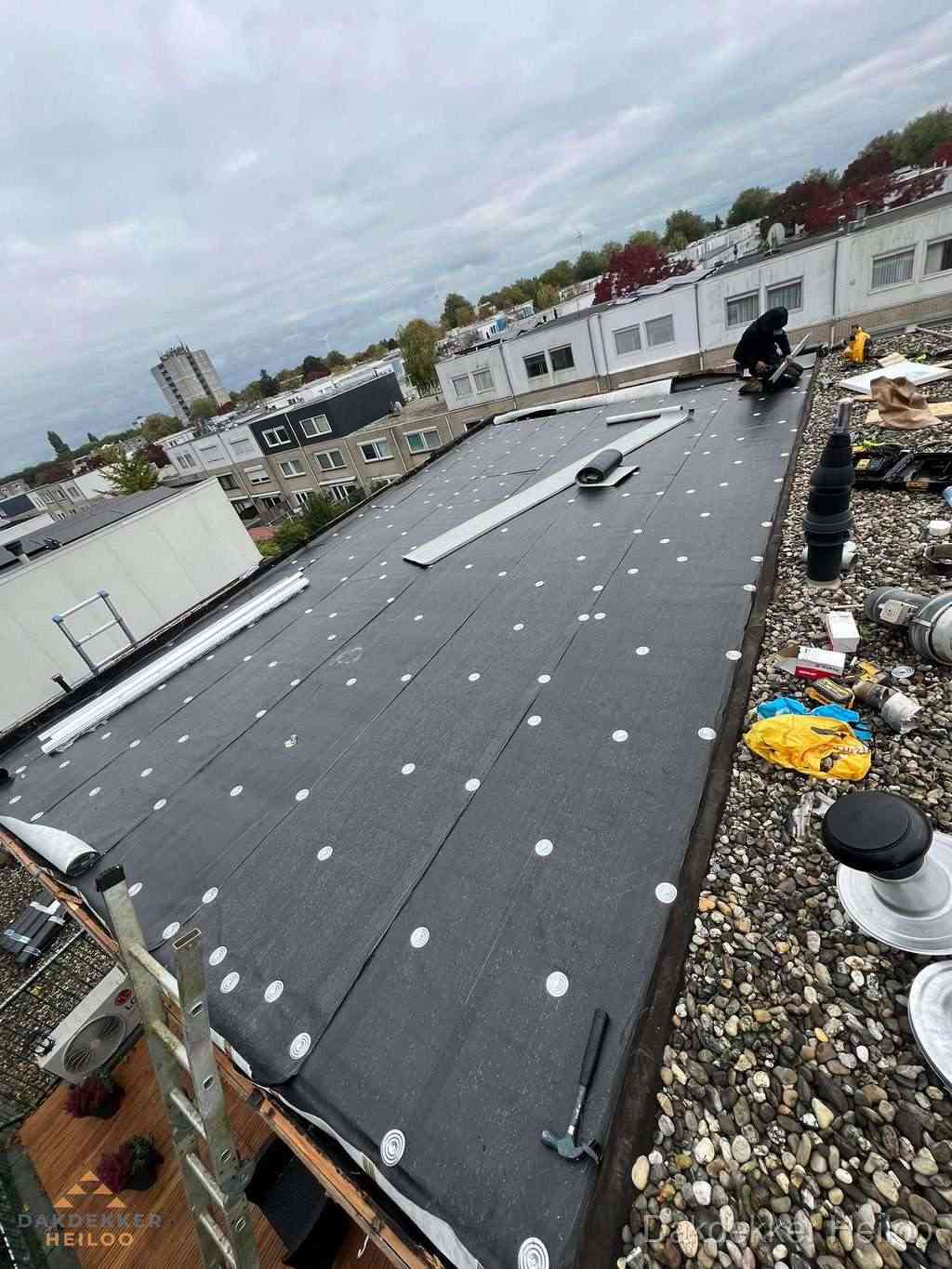 Dakleer vervangen op groot plat dak door dakdekker in Heiloo Dakleer vervangen op groot plat dak door dakdekker in Heiloo