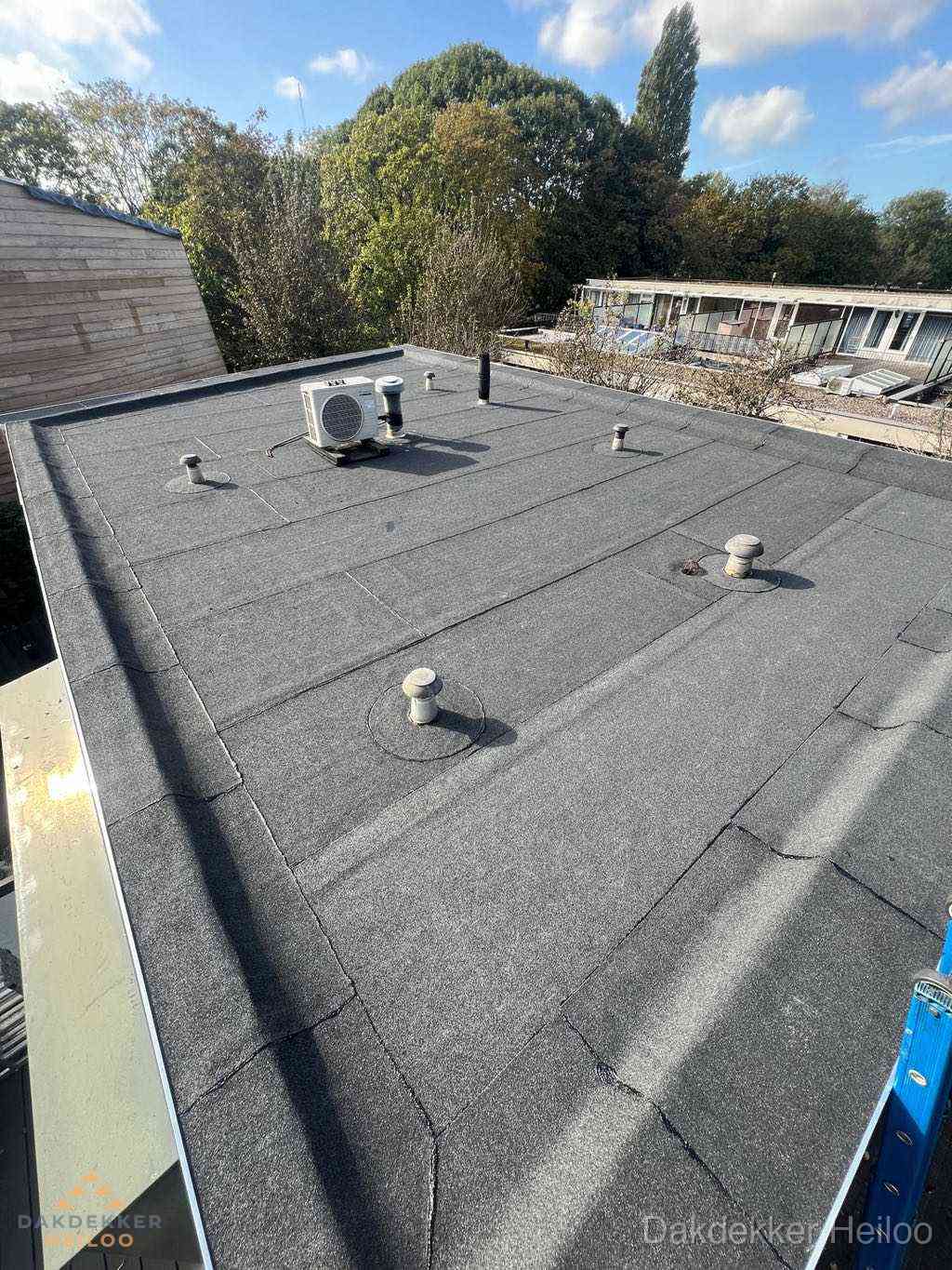 Plat dak met bitumen en brandgereedschap van dakdekkersbedrijf in Heiloo Plat dak met bitumen en brandgereedschap van dakdekkersbedrijf in Heiloo