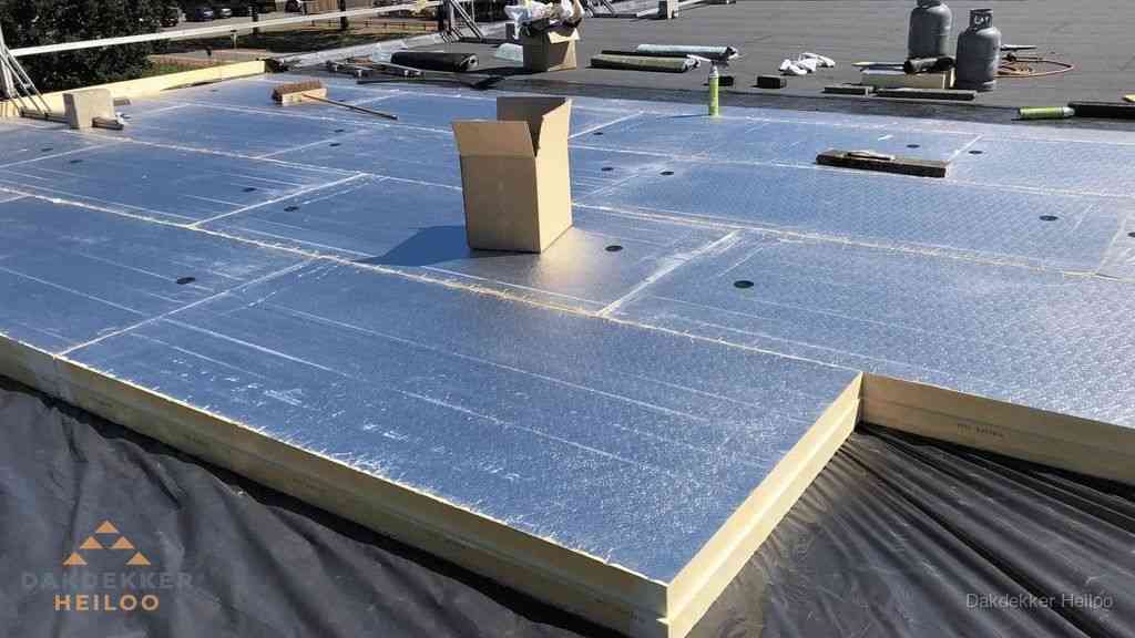 PIR isolatieplaten worden gelegd op plat dak voor dakisolatie in Heiloo PIR isolatieplaten worden gelegd op plat dak voor dakisolatie in Heiloo