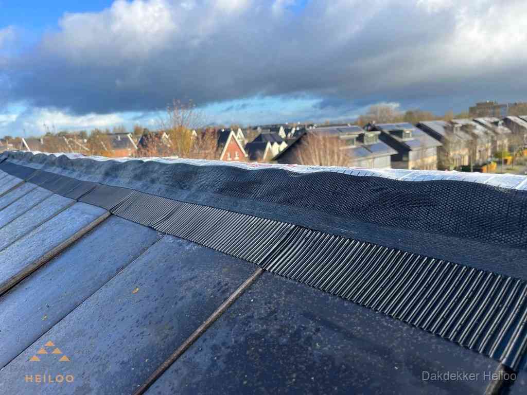 Dakisolatie bij de nok met ventilatieprofiel op schuin dak in Heiloo Dakisolatie bij de nok met ventilatieprofiel op schuin dak in Heiloo