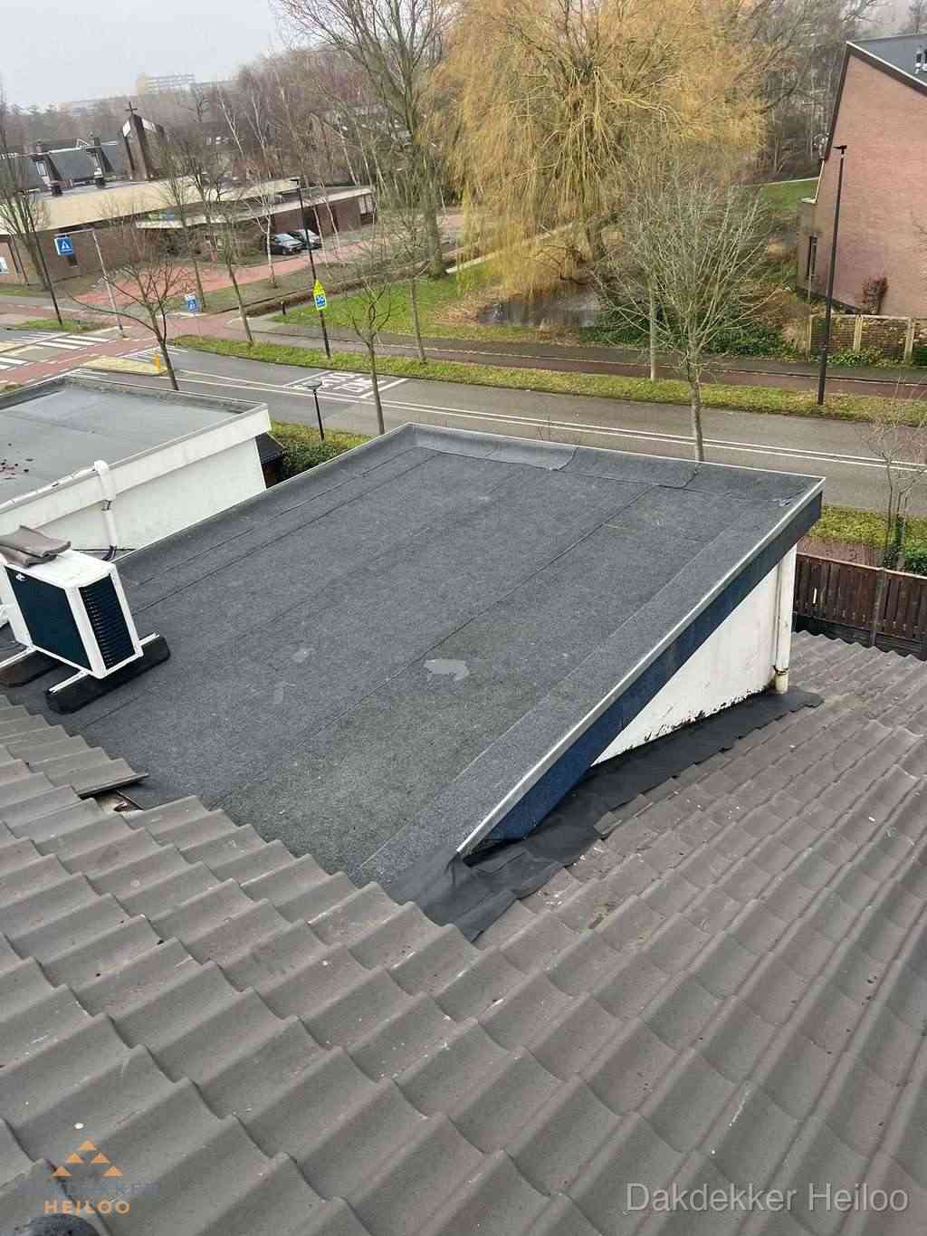 Plat dak met bitumen dakbedekking naast schuin pannendak in Heiloo Plat dak met bitumen dakbedekking naast schuin pannendak in Heiloo
