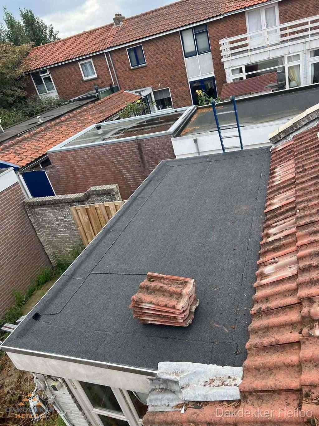 Aanbouw plat dak met reservepannen voor dakpannen vervangen in Heiloo Aanbouw plat dak met reservepannen voor dakpannen vervangen in Heiloo