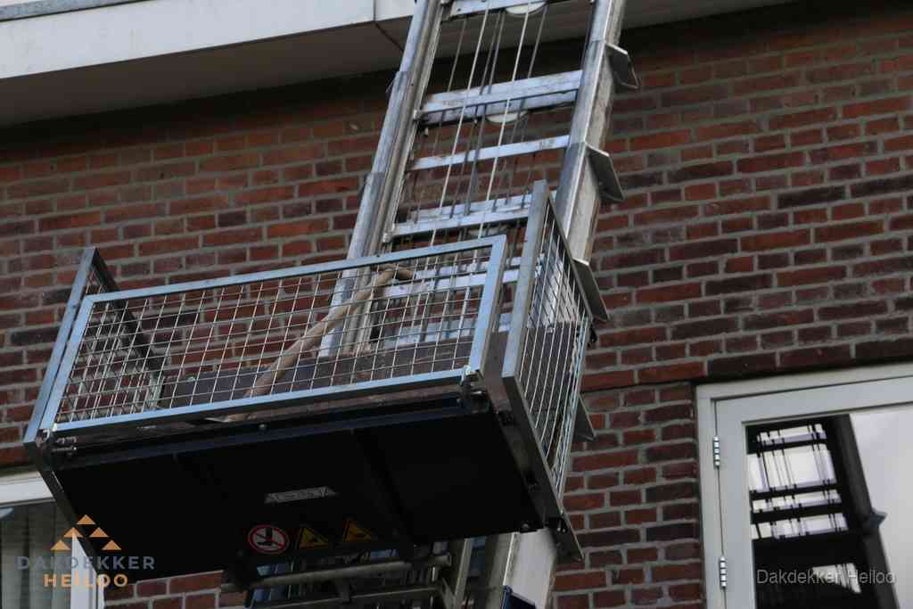 Ladderlift met dakpannen voor dakpan reparatie in Heiloo Ladderlift met dakpannen voor dakpan reparatie in Heiloo