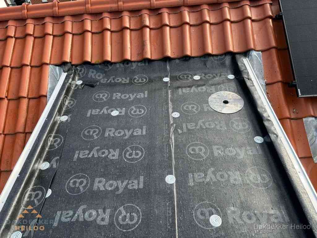 Nieuw dak met dakpannen en Royal onderlaag bij woning in Heiloo Nieuw dak met dakpannen en Royal onderlaag bij woning in Heiloo