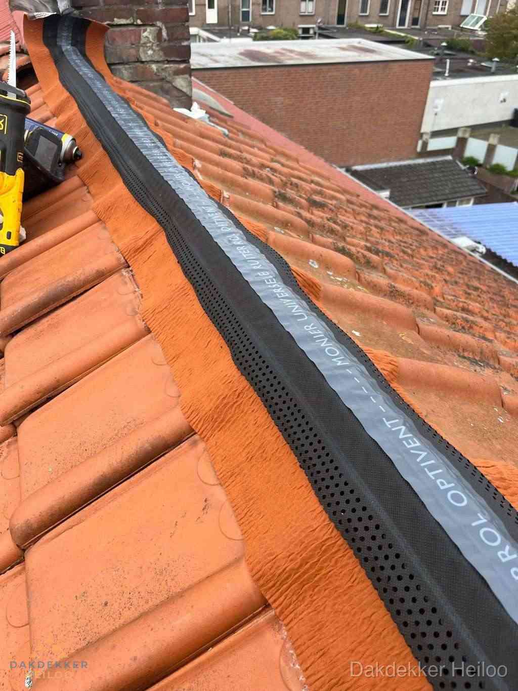 Plat dak aanbouw met bitumen naast schuin pannendak in Heiloo Plat dak aanbouw met bitumen naast schuin pannendak in Heiloo