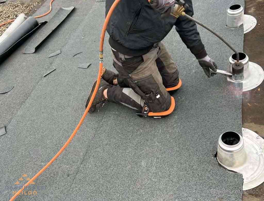 Gereedschap op nieuw plat dak na renovatie in Heiloo Gereedschap op nieuw plat dak na renovatie in Heiloo