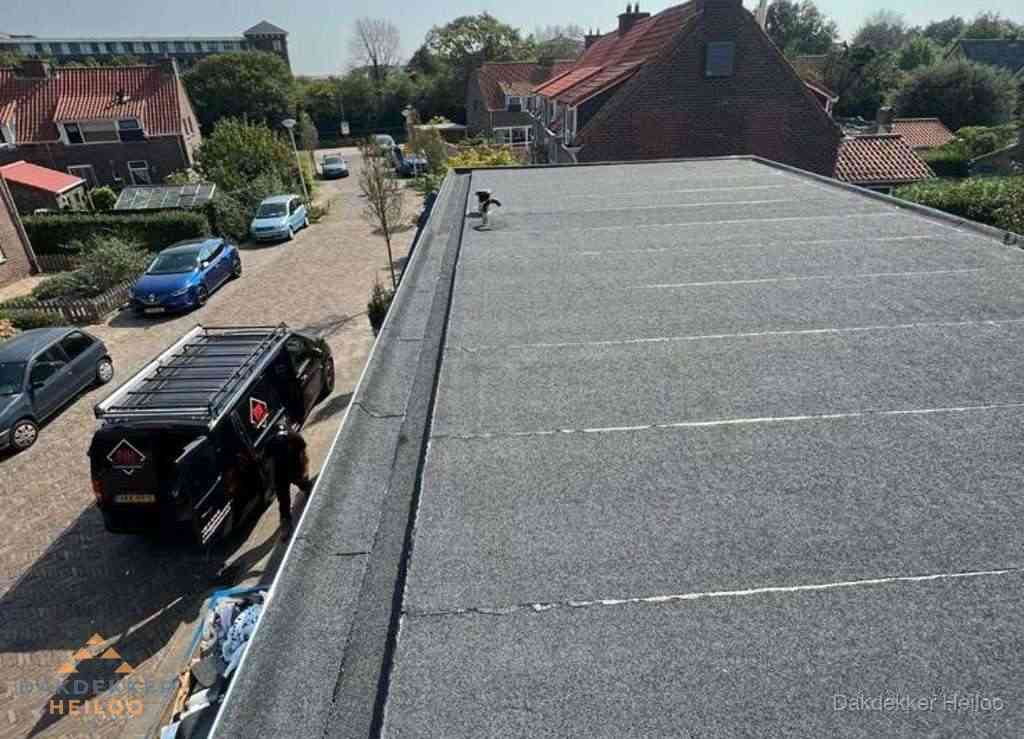 Nieuw bitumen plat dak met uitzicht over landschap in Heiloo Nieuw bitumen plat dak met uitzicht over landschap in Heiloo
