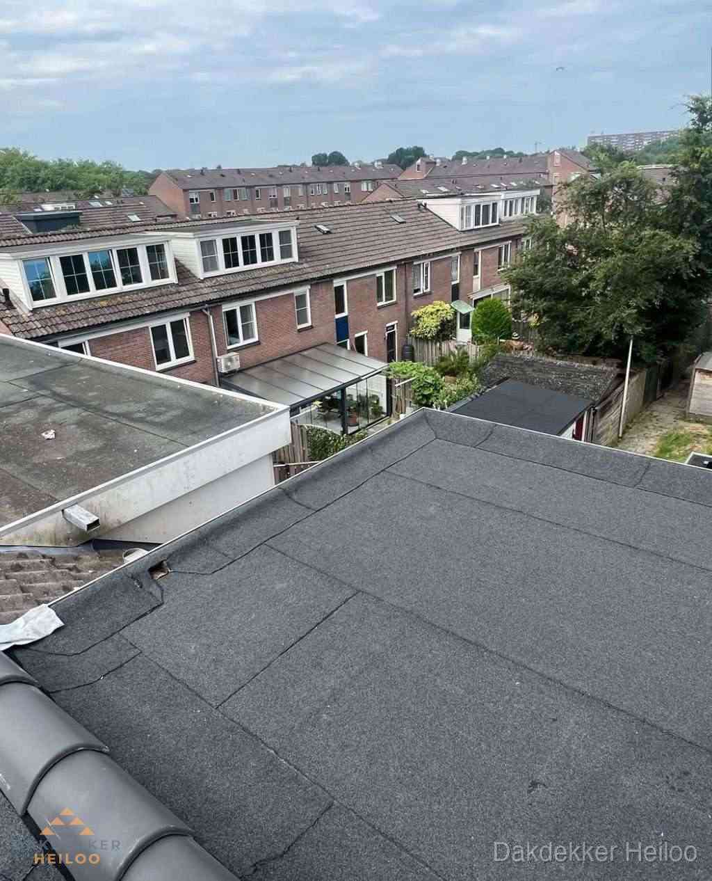 Vernieuwd plat dak met bitumen in woonwijk in Heiloo Vernieuwd plat dak met bitumen in woonwijk in Heiloo
