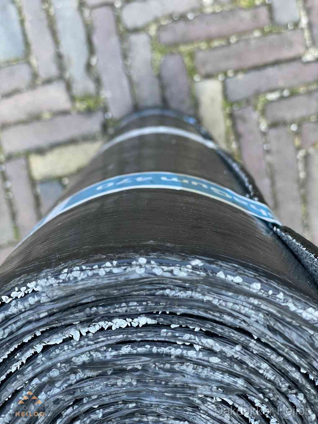 Rol bitumen dakleer met leislag voor plat dak in Heiloo Rol bitumen dakleer met leislag voor plat dak in Heiloo