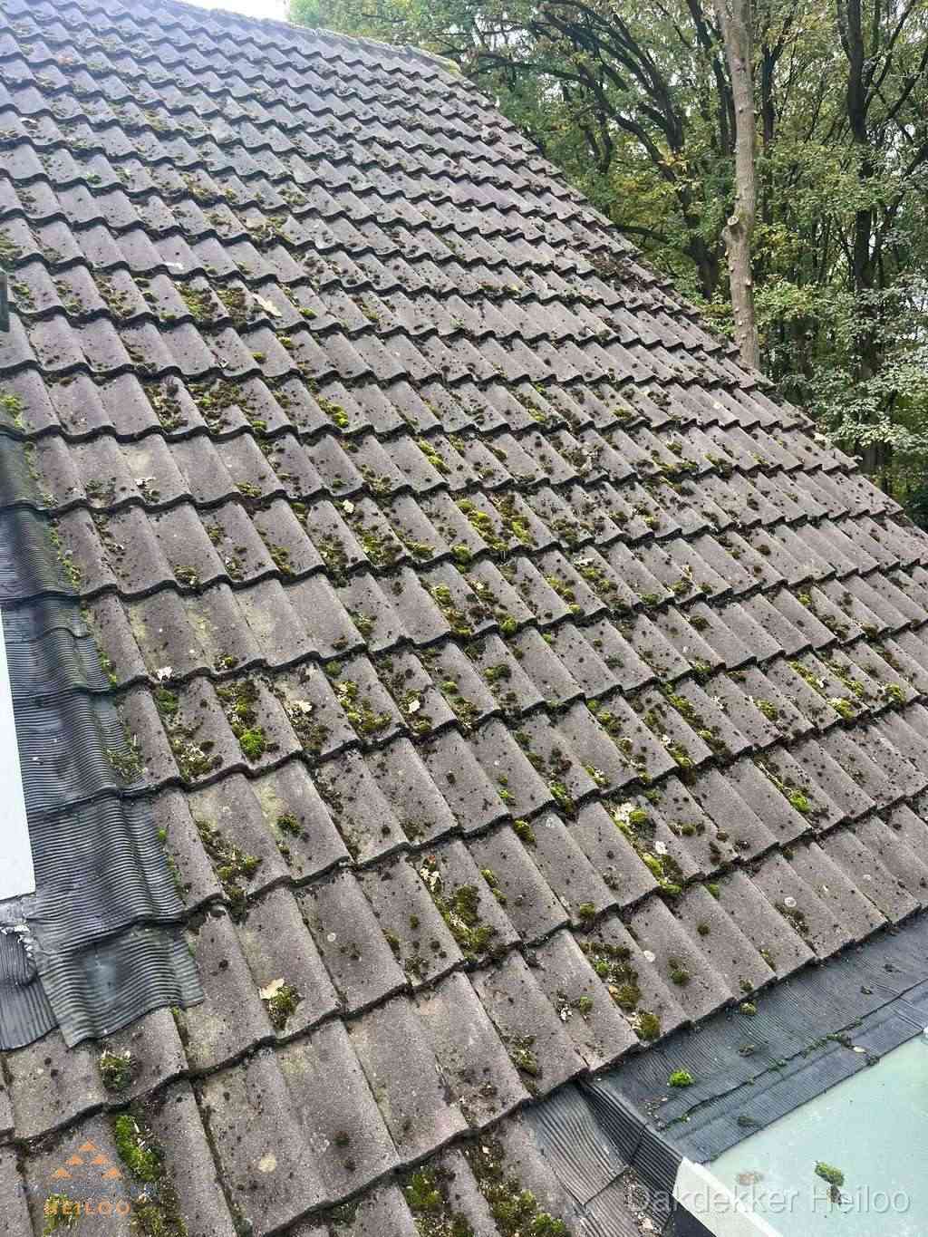 Verweerd pannendak met mosgroei dat renovatie nodig heeft in Heiloo Verweerd pannendak met mosgroei dat renovatie nodig heeft in Heiloo