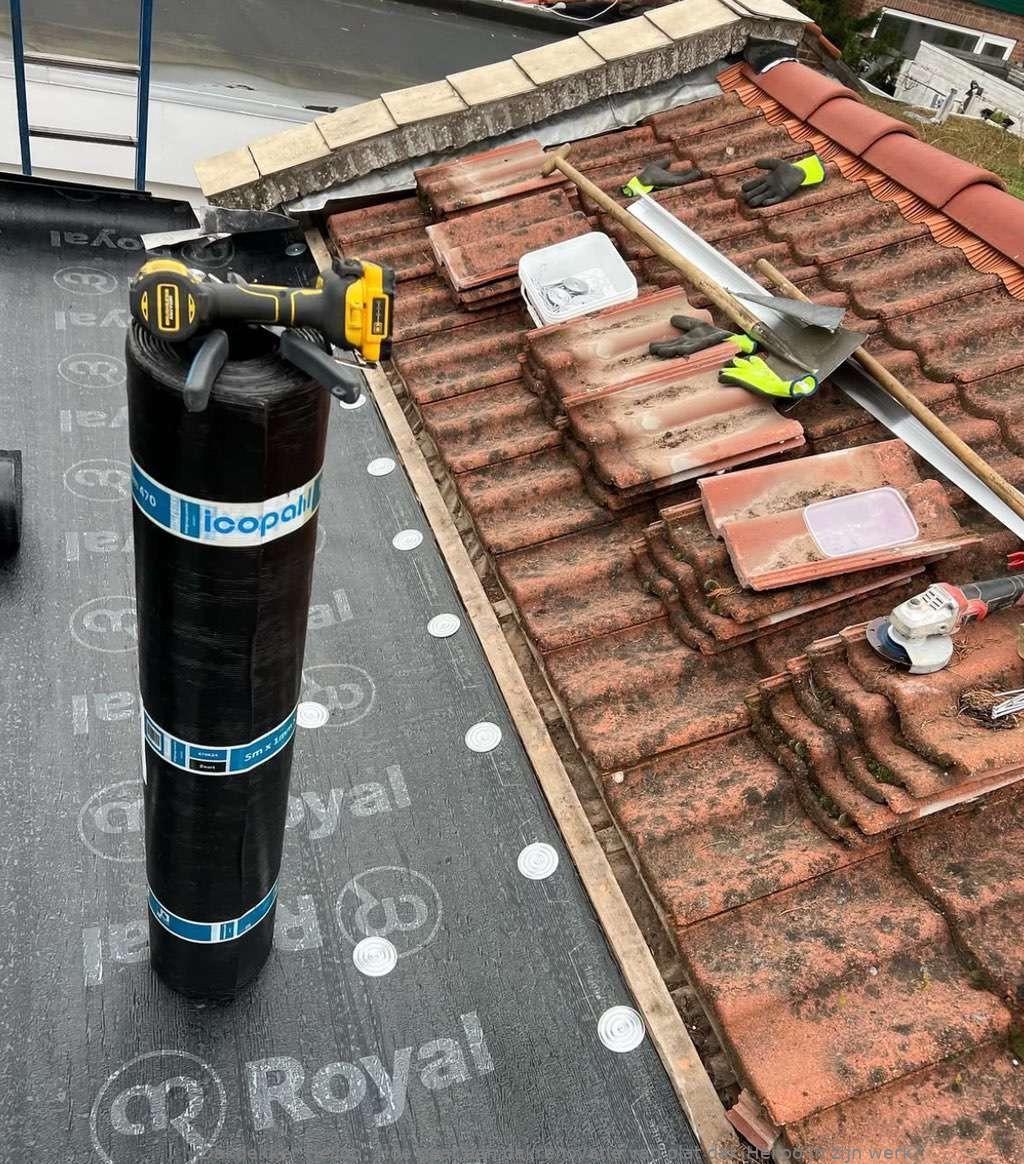 Hoe gaat een dakrenovatie van plat dak Heiloo in zijn werk?
